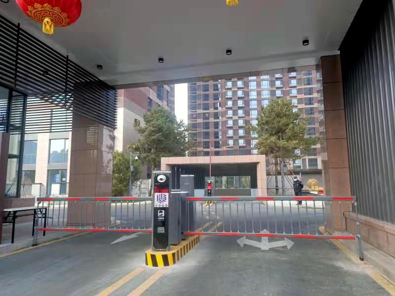 巨華融城百匯車牌識(shí)別+道閘安裝完畢